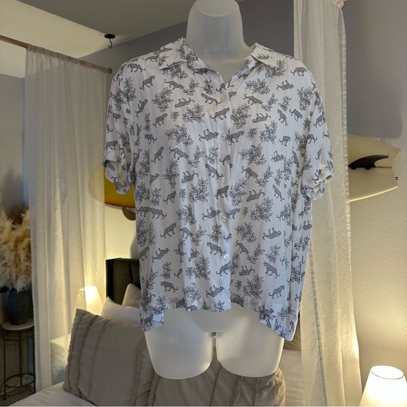 Jane and Delancey Short Sleeve Button Down Novelty Cheetah Leopard Print Top - Picture 1 of 8